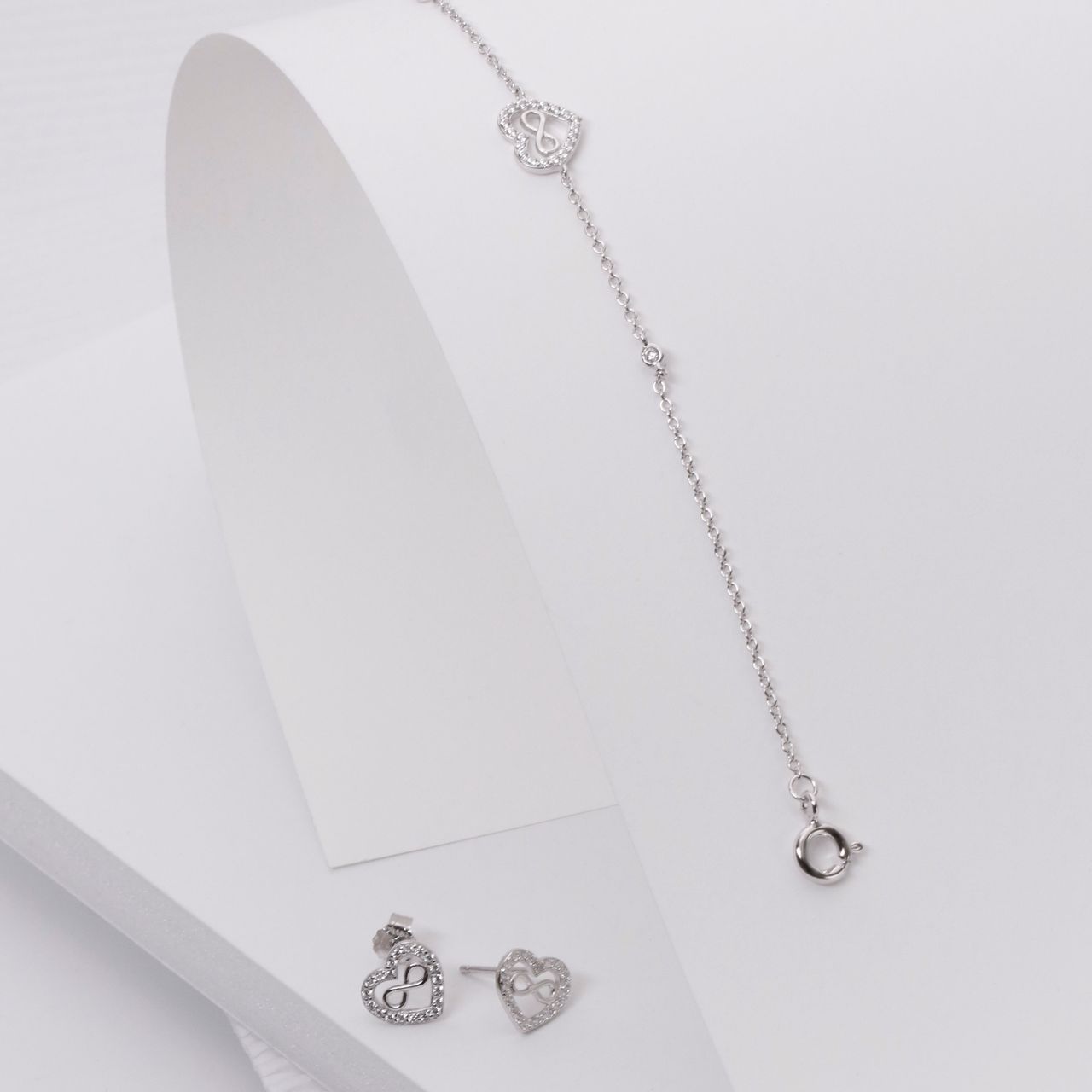 Zilveren oorknoppen hart met infinity en zirkonia voor dames