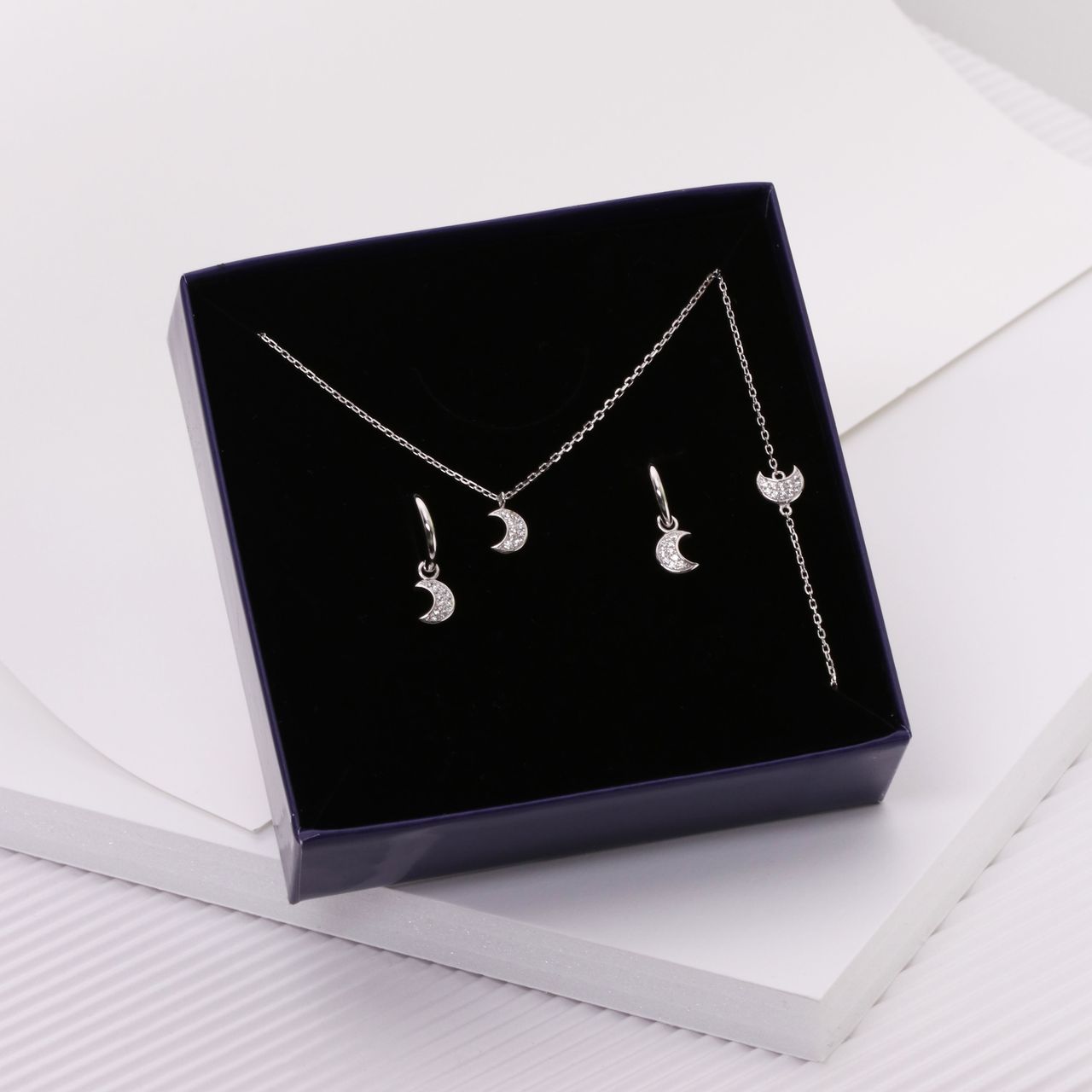 Zilveren ketting maan met zirkonia