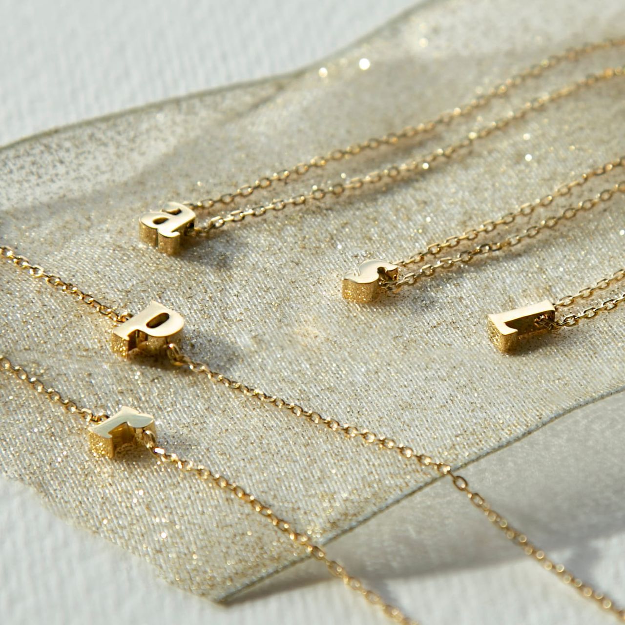 Stalen goldplated fantasiearmband met letterhanger voor dames