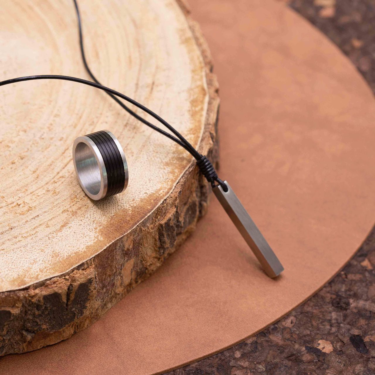 Leren ketting met gerecycleerd stainless steel hanger bar