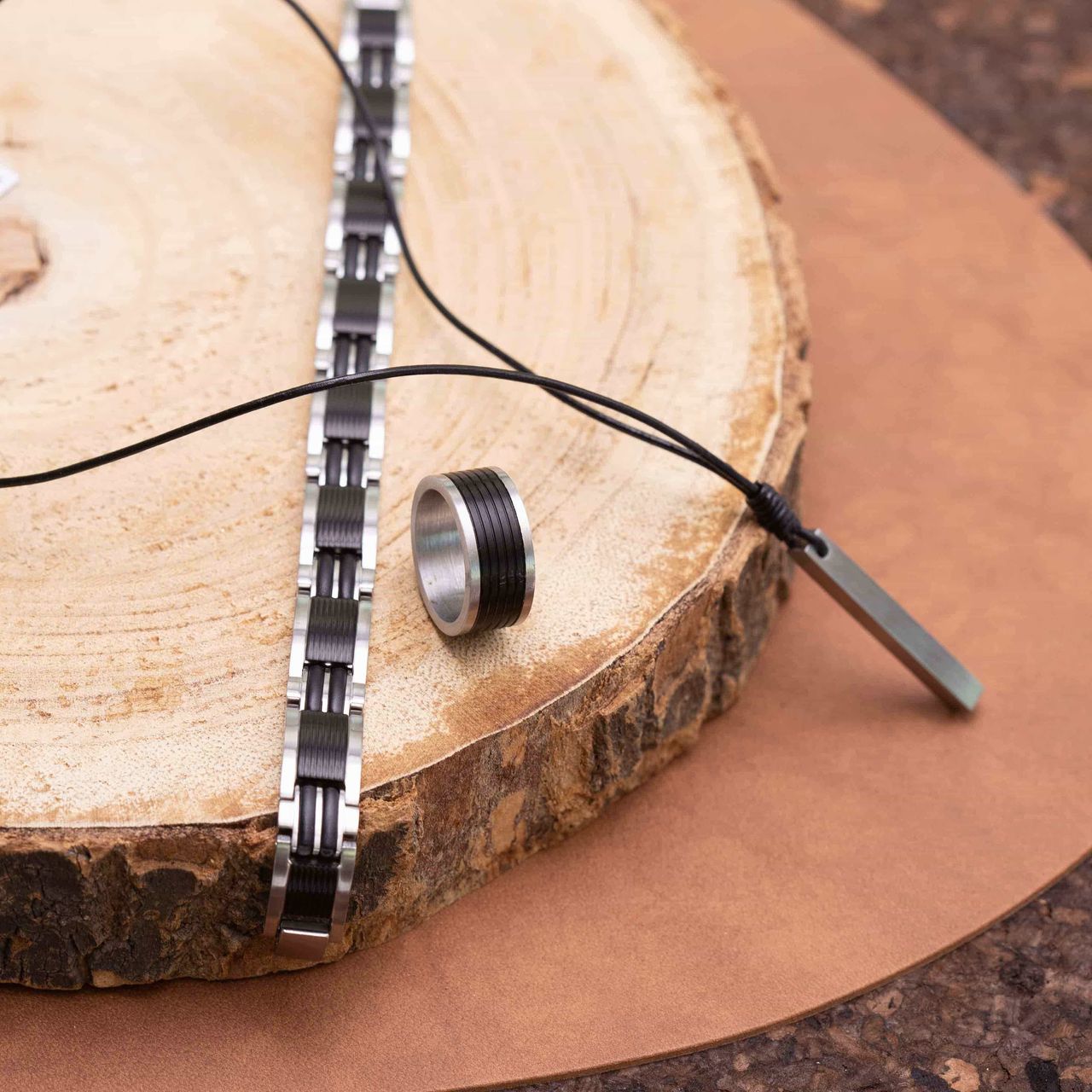 Gerecycleerd stainless steel herenring mat met zwarte streepjes