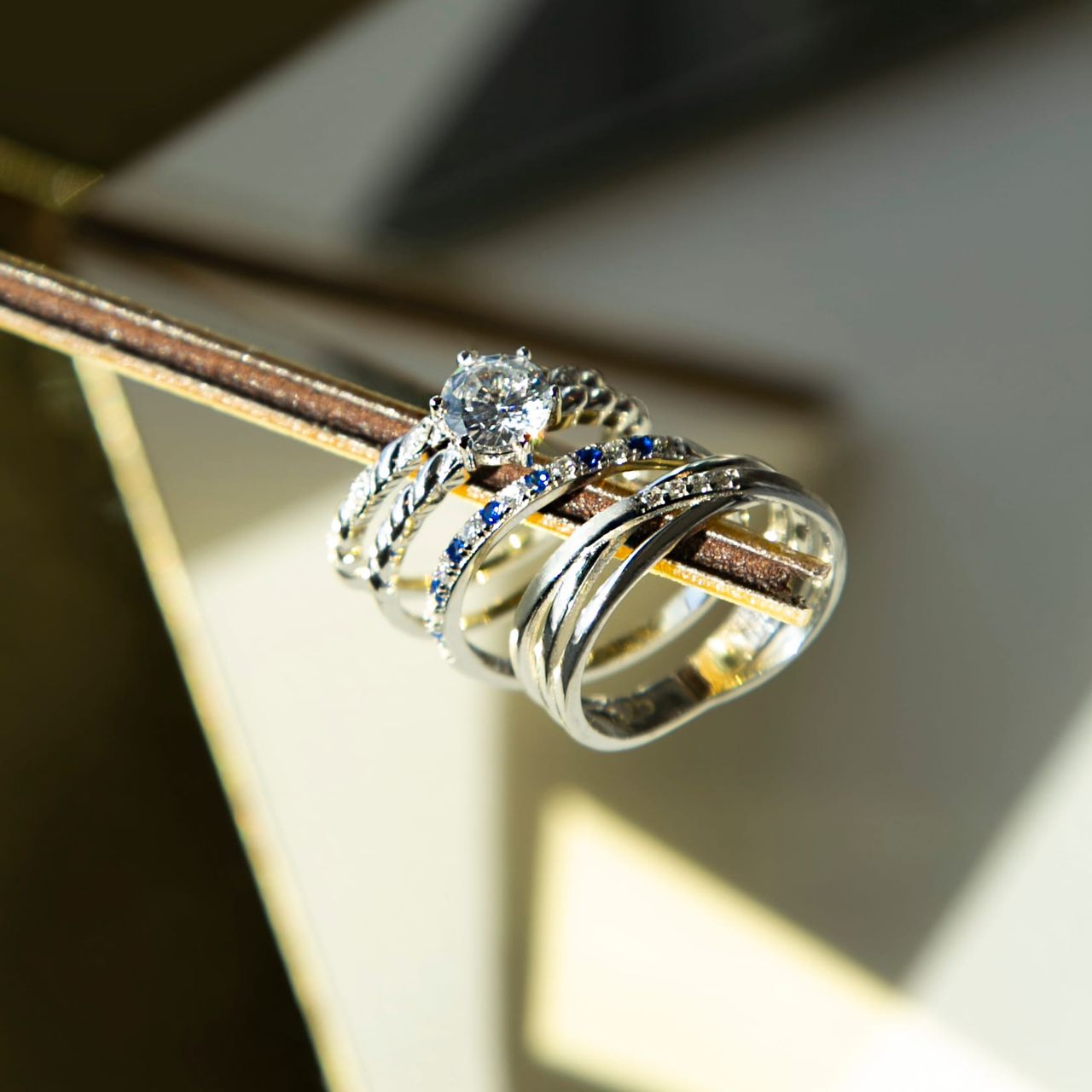 Zilveren ring met witte en blauwe zirkonia