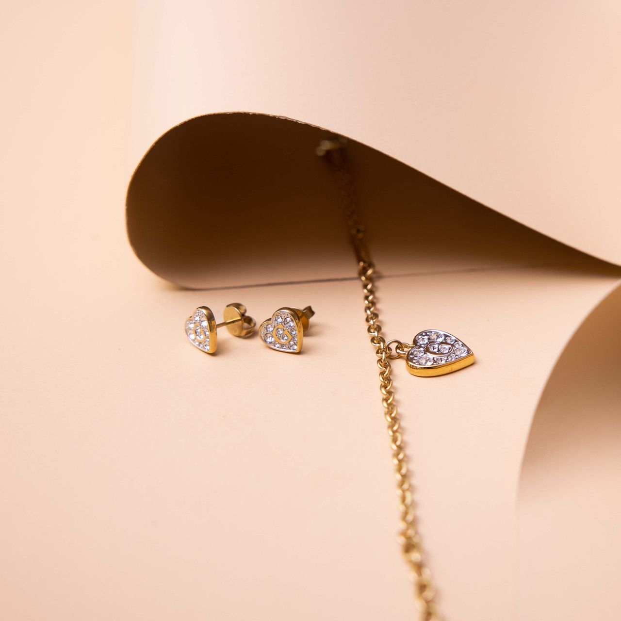 Guess stainless steel goldplated oorknoppen hart met kristal voor dames