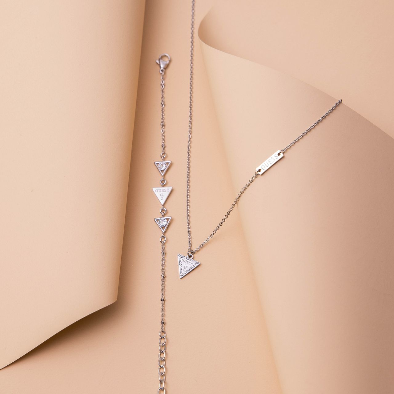 Guess stainless steel armband driehoek QUEEN OF HEART