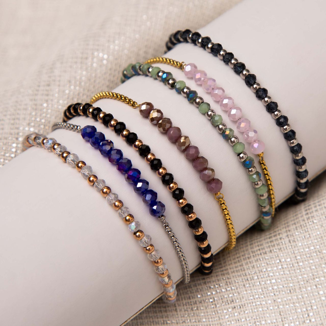 Gerecycleerd stalen roseplated armband met witte kralen