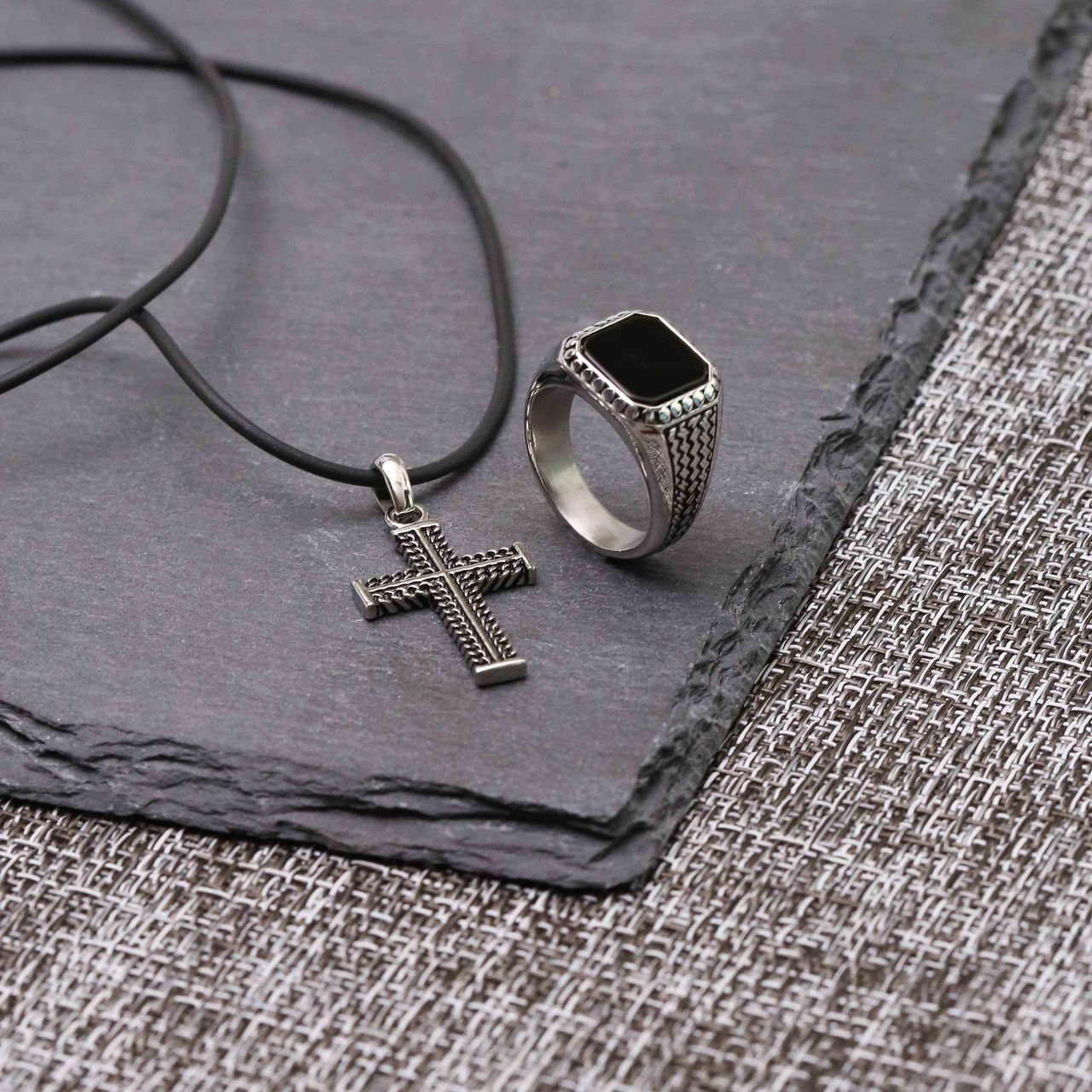 Gerecycleerd stainless steel heren zegelring bewerkt met black agate