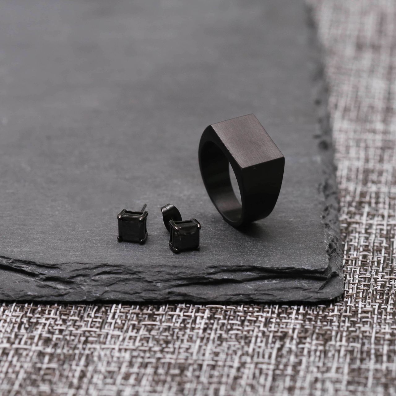Gerecycleerd stainless steel blackplated heren zegelring