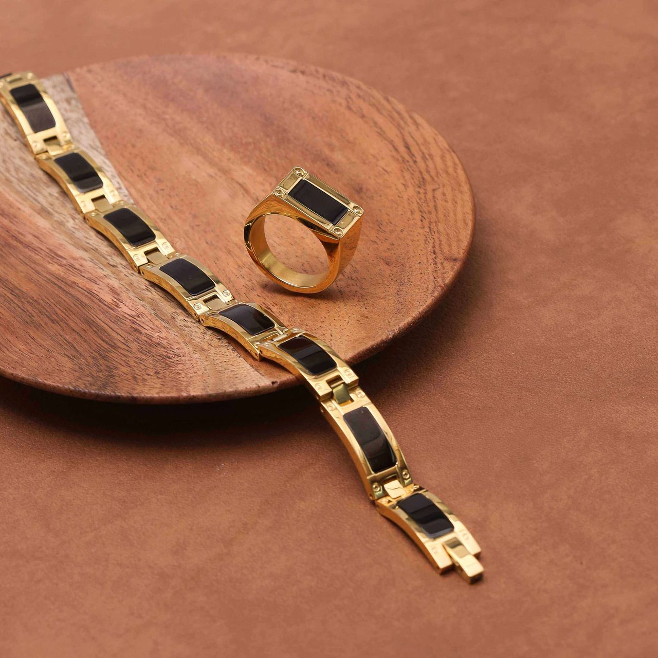 Herrenarmband, Edelstahl, vergoldet, Kettenglieder, schwarze Zierelemente