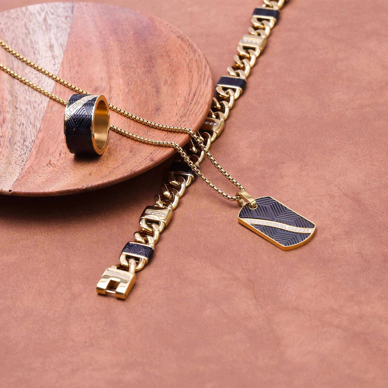 Gerecycleerd stalen goldplated herenring met zirkonia