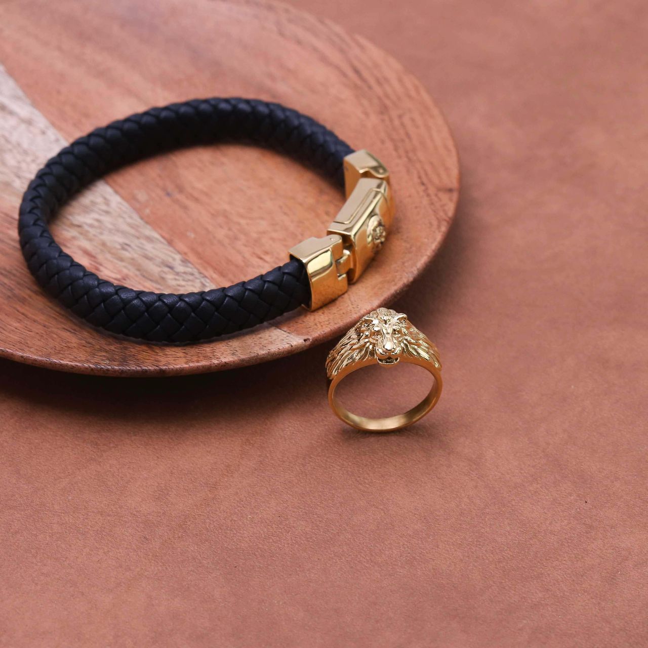 Gerecycleerd stainless steel goldplated herenring met leeuwenkop