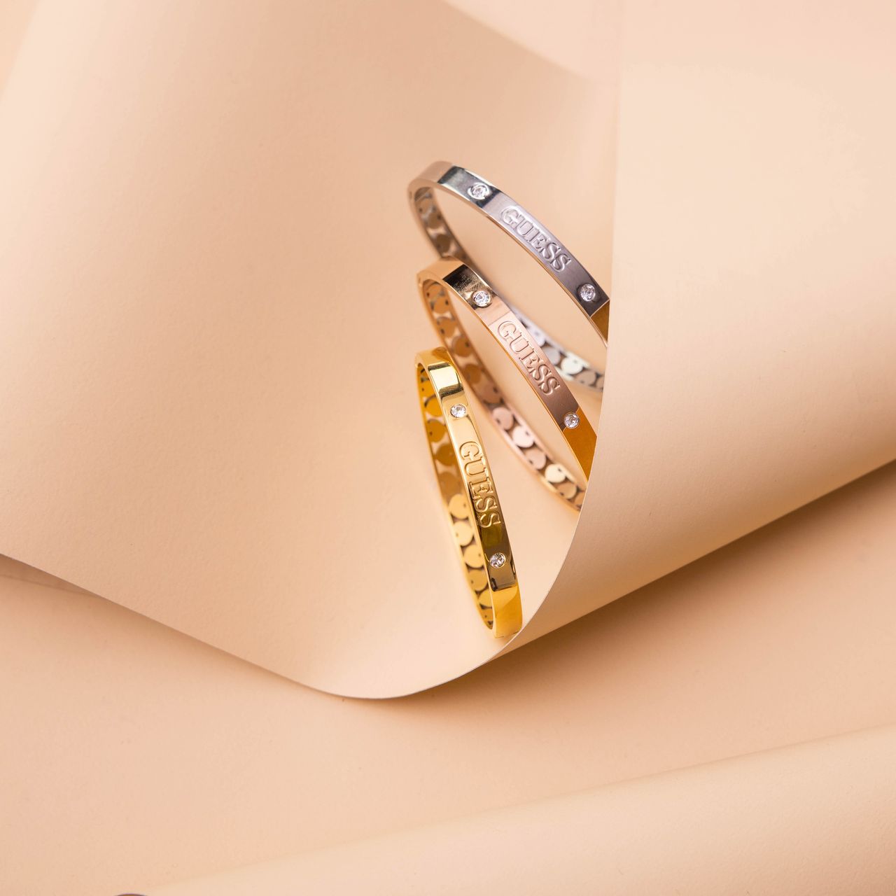 Guess stainless steel roséplated bangle met kristal voor dames