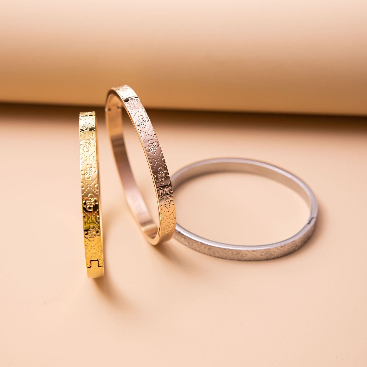 Guess stalen goldplated bangle voor dames