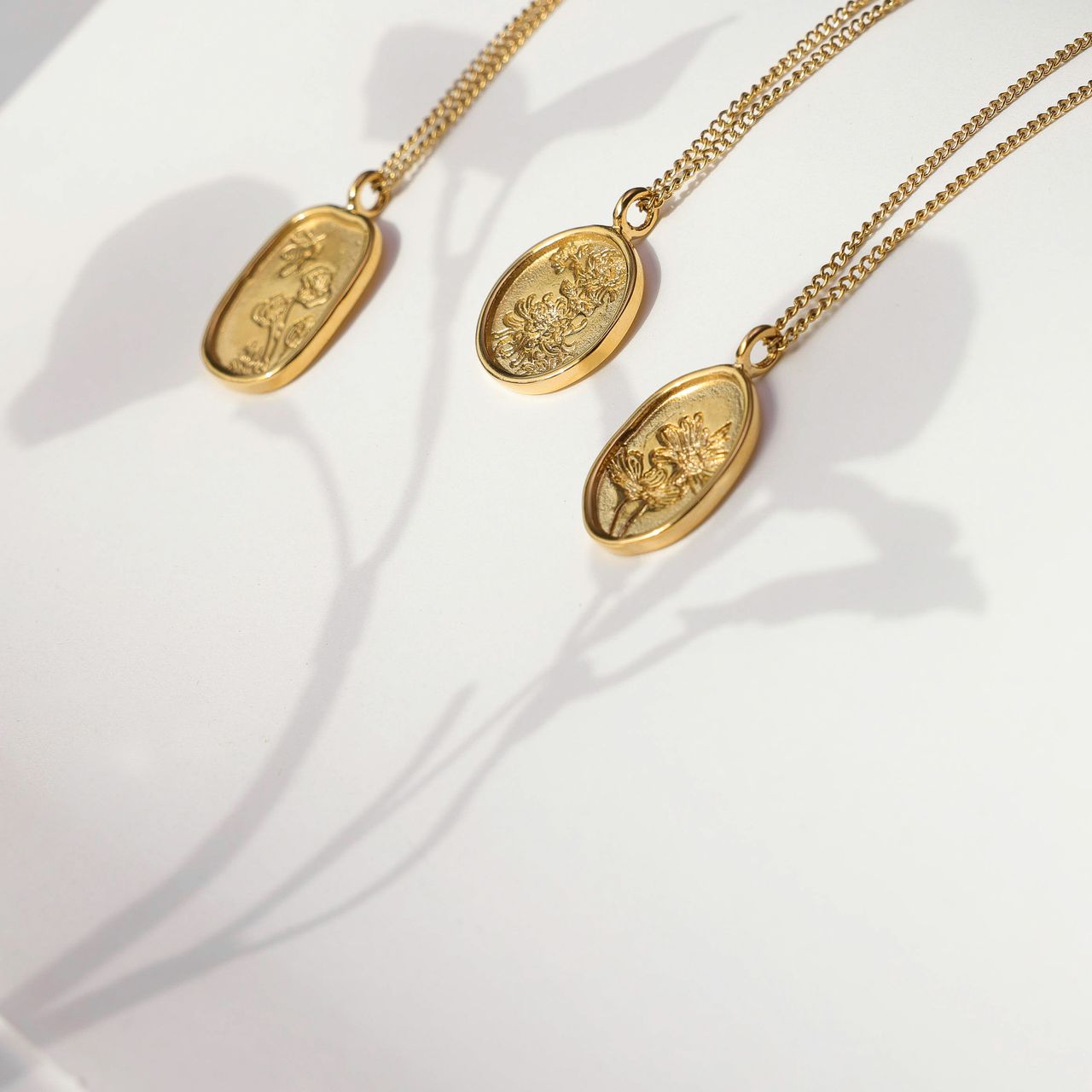Stalen goldplated ketting met hanger bloemen