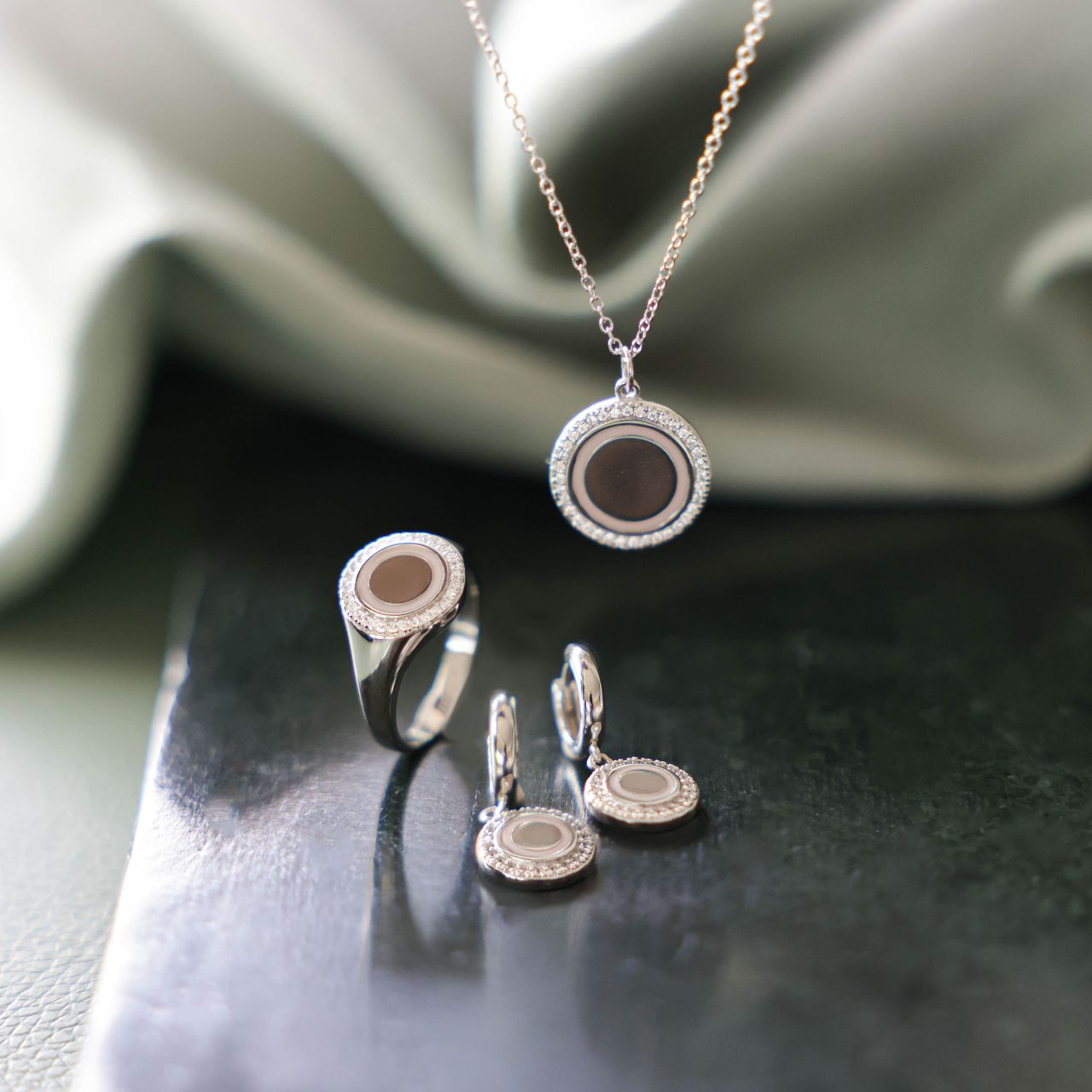 Gerecycleerd zilveren oorbellen disc zirkonia