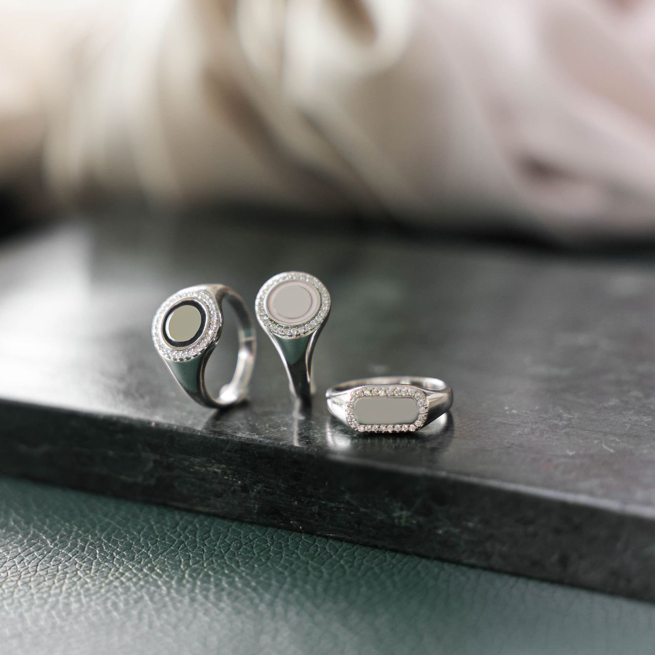 Gerecycled zilveren ring dog tag met zirkonia