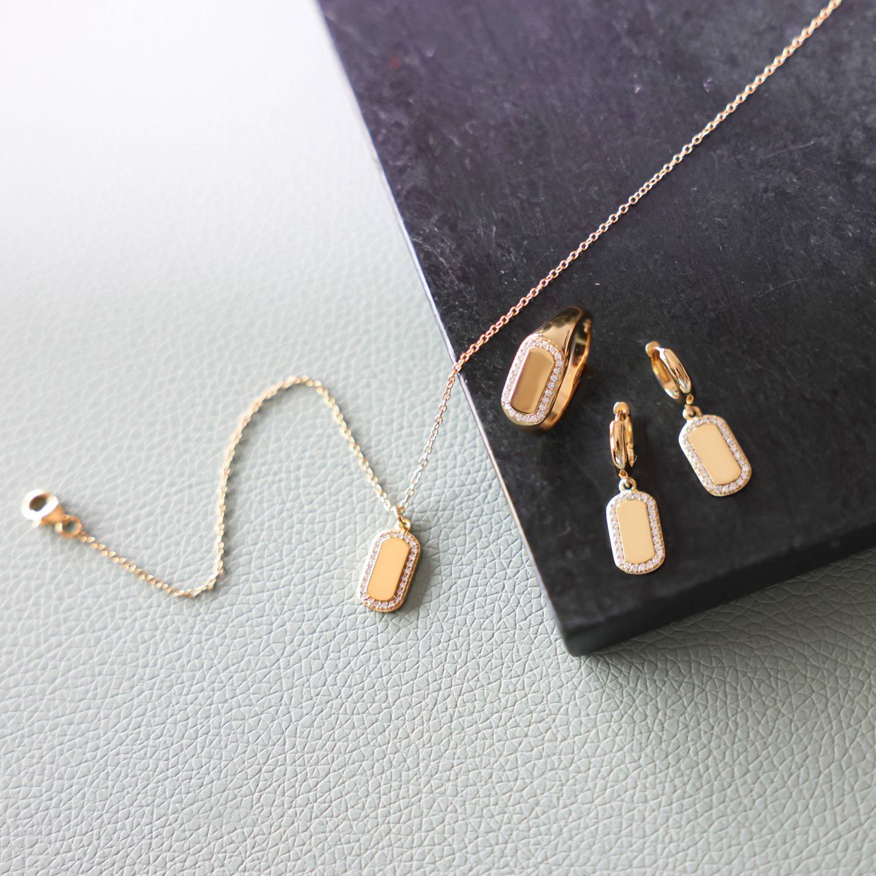 Zilveren goldplated zegelring met zirkonia voor dames