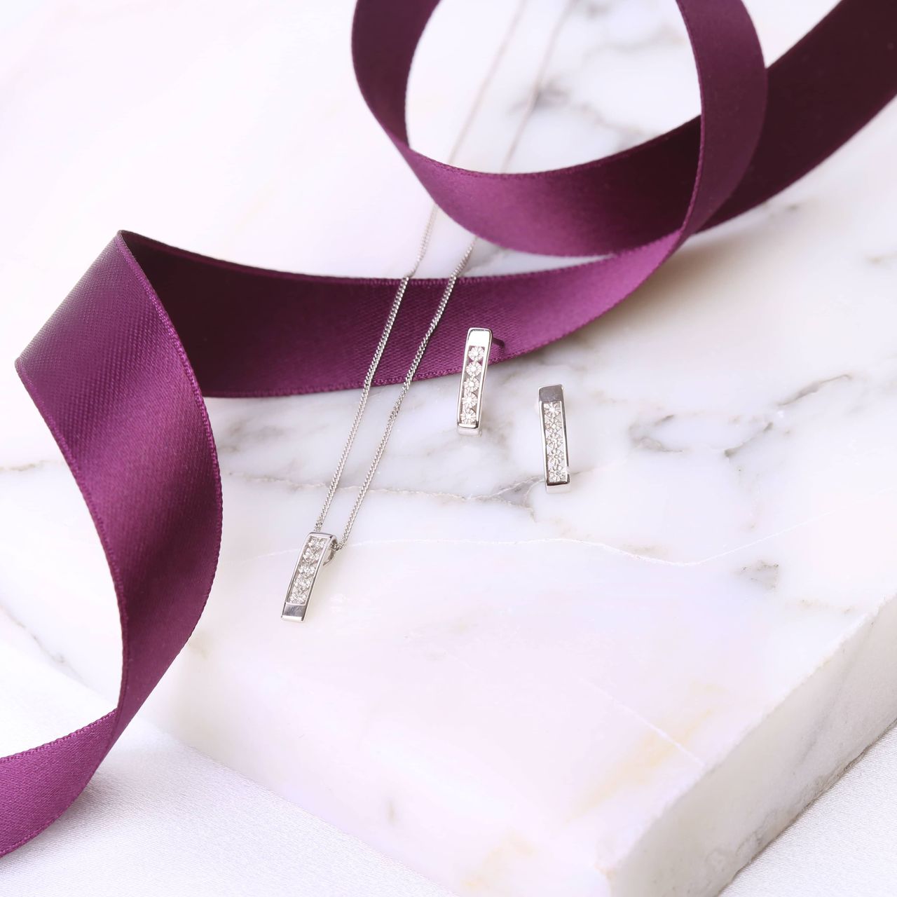 18 Karaat witgouden oorbellen met diamant 0,02ct