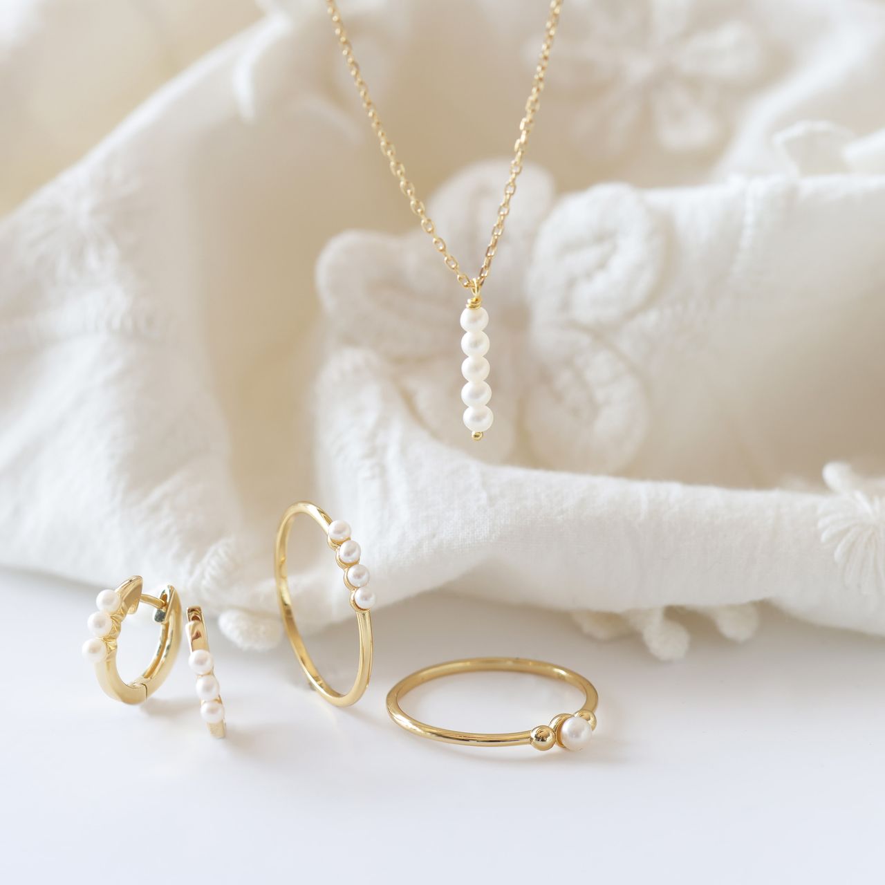Zilveren goldplated oorringen met drie zoetwparels