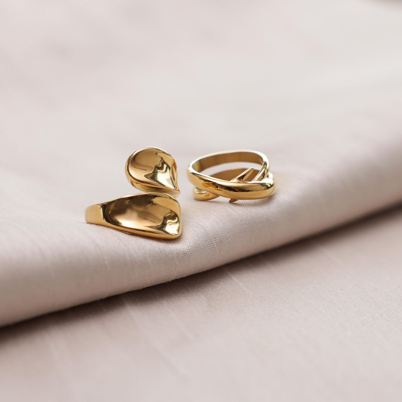 Gerecycleerd stalen 18 karaat goldplated ring vignetta