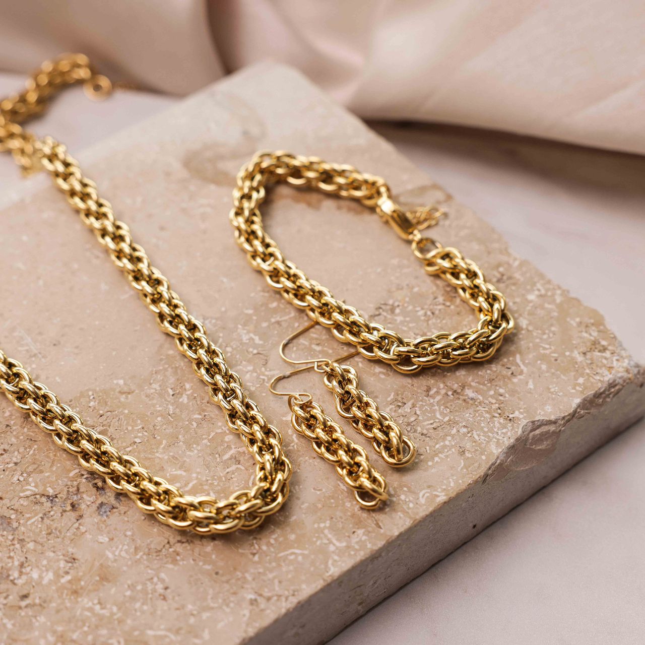 Camille gerecycled stainless steel 18 karaat goldplated oorhangers voor dames