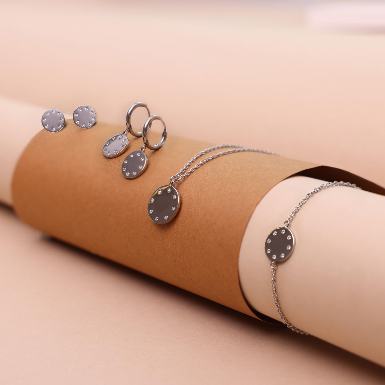 Stalen oorknoppen met hanger disc