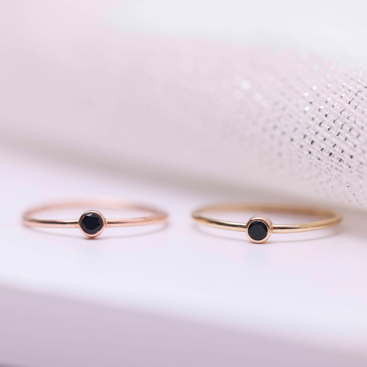 Ring aus 585 Roségold mit schwarzem Spinell Edelstein