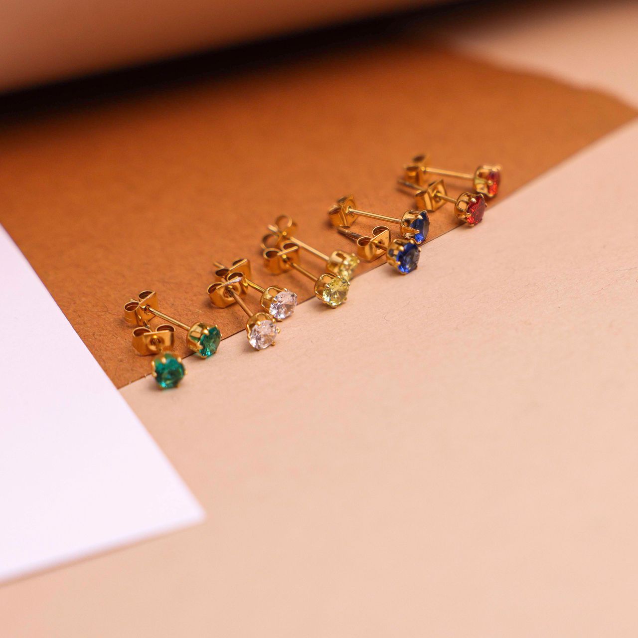 Stalen goldplated oorknoppen met geboortesteen voor dames