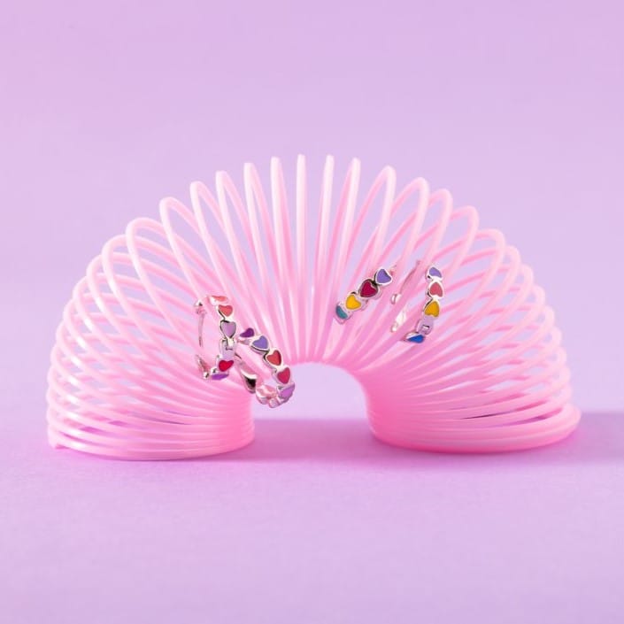 Zilveren oorring gekleurde emaille hartjes