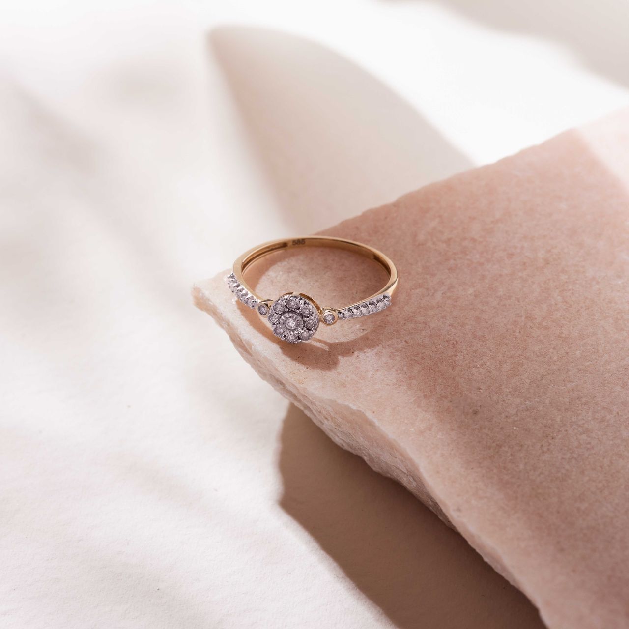 Entourage-Ring aus 585 Gelbgold, 23 Diamanten 0,10 ct