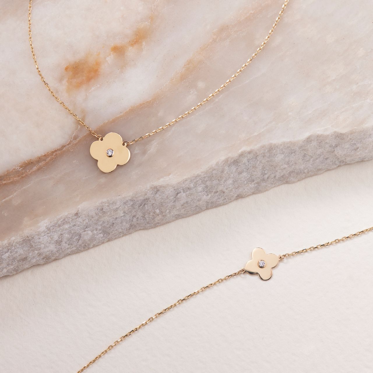 Armband aus 585er Gold, Blume mit Zirkoniabesatz