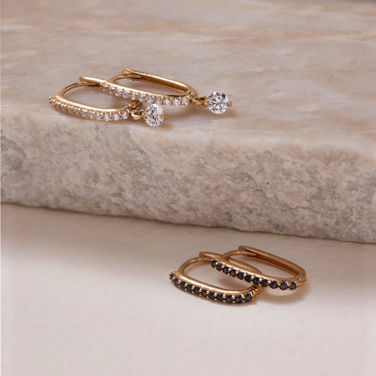 Ohrringe aus 585er Gelbgold mit schwarzem Zirkoniabesatz