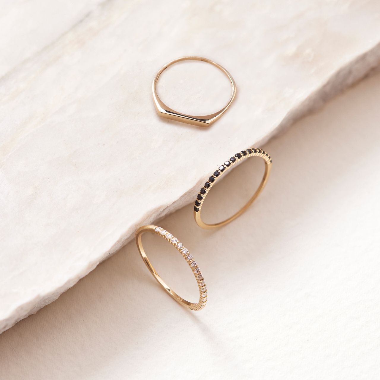 Ring aus 14 Karat Gelbgold mit Steg