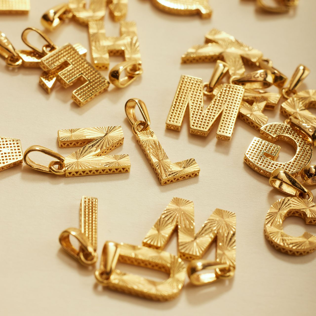 14 Karat Gelbgold Buchstabenanhänger für Damen