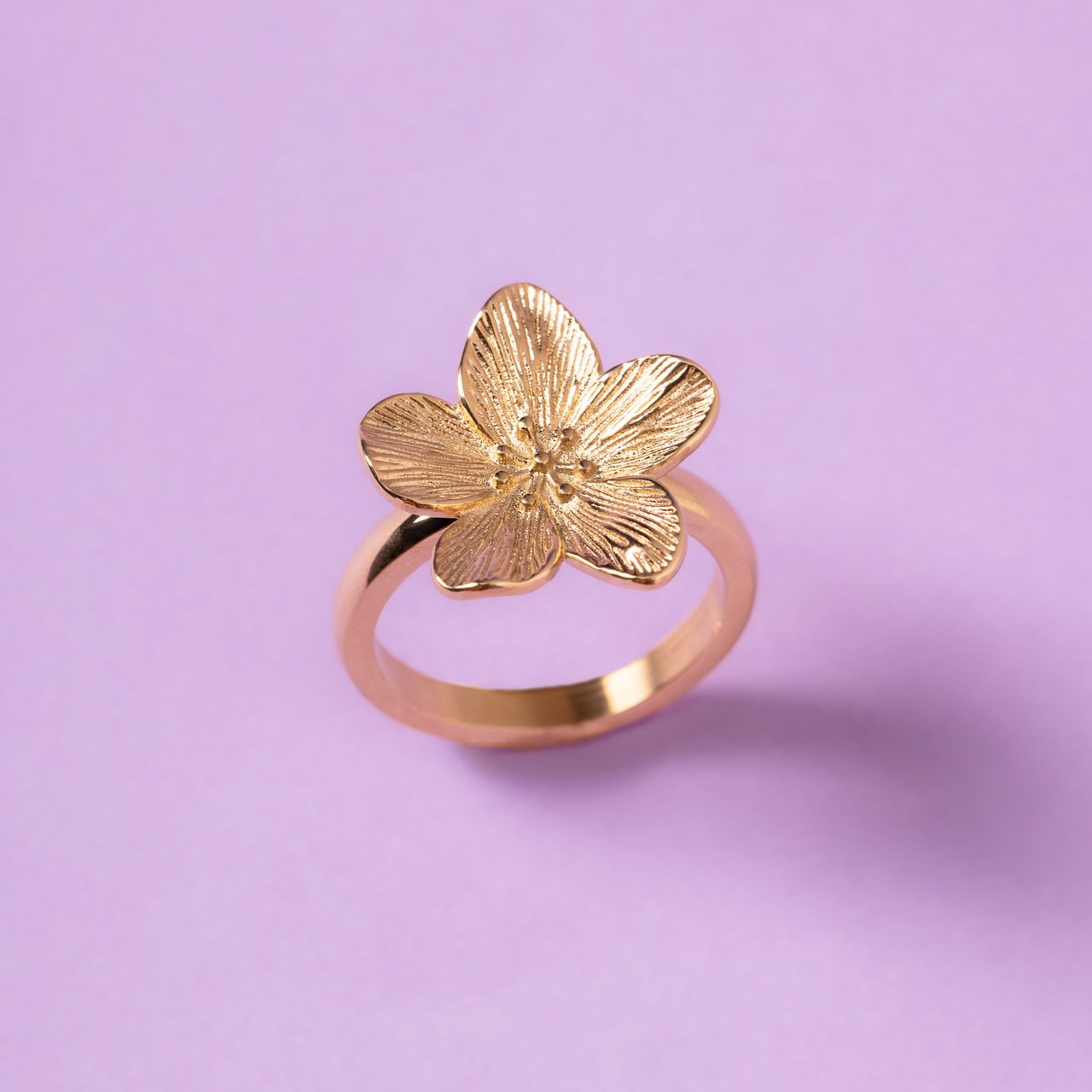 Edelstahlring mit Goldbeschichtung und Blumenmotiv