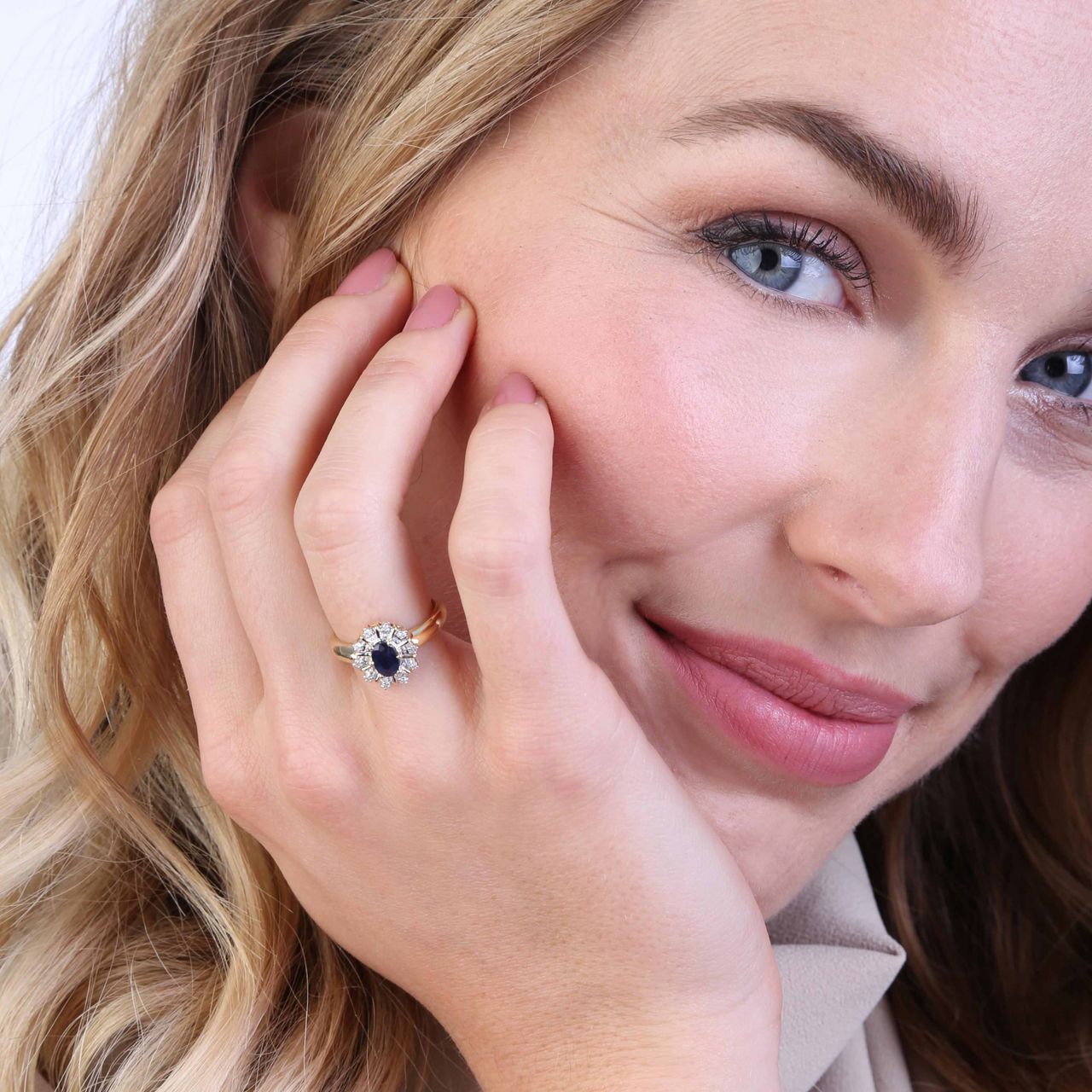 14k Geelgouden ring 10 diamanten 0,05ct en saffier