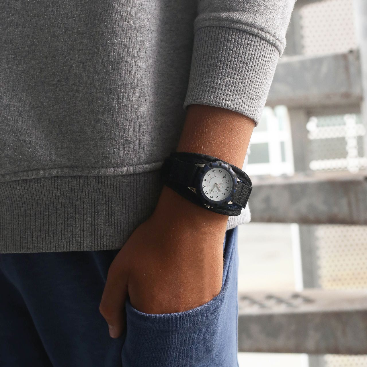 Regal-Kinderuhr für Jungen mit blauem Band R28860-113