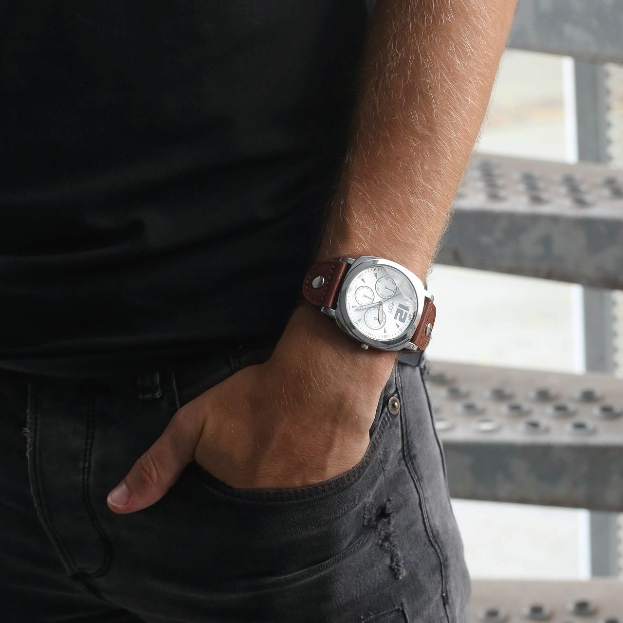 Regal horloge met een bruine pu leren band