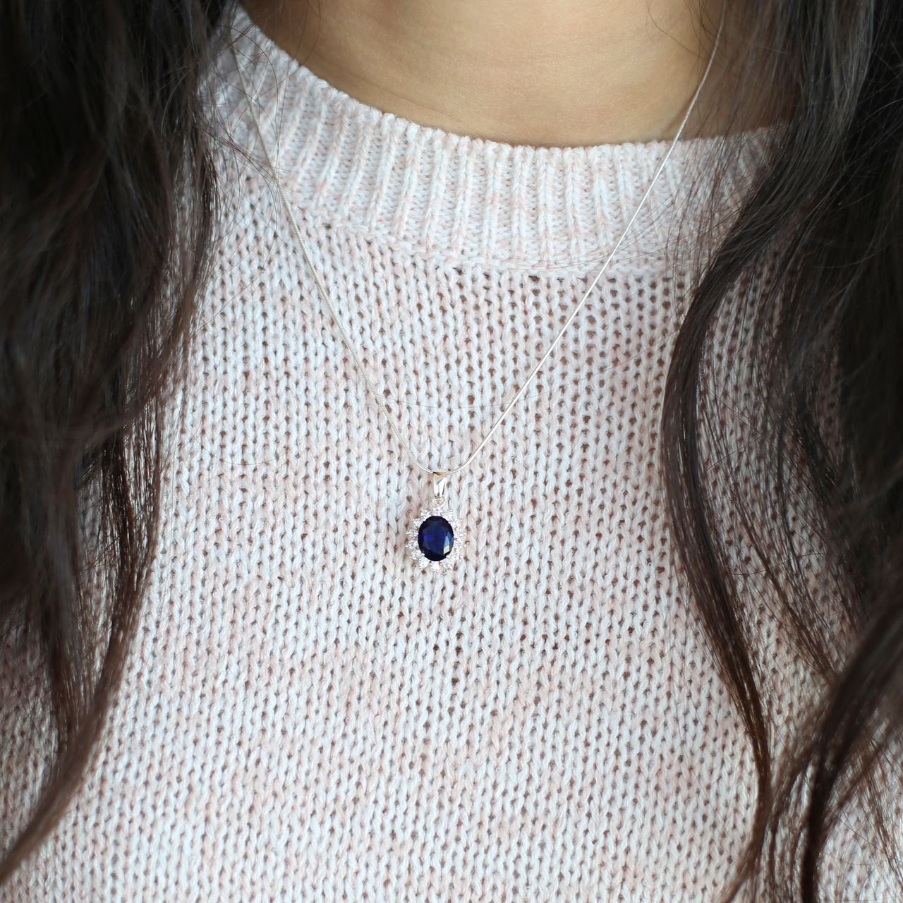 Halskette aus 925er Silber mit Entourage-Anhänger, Blau/Weiß