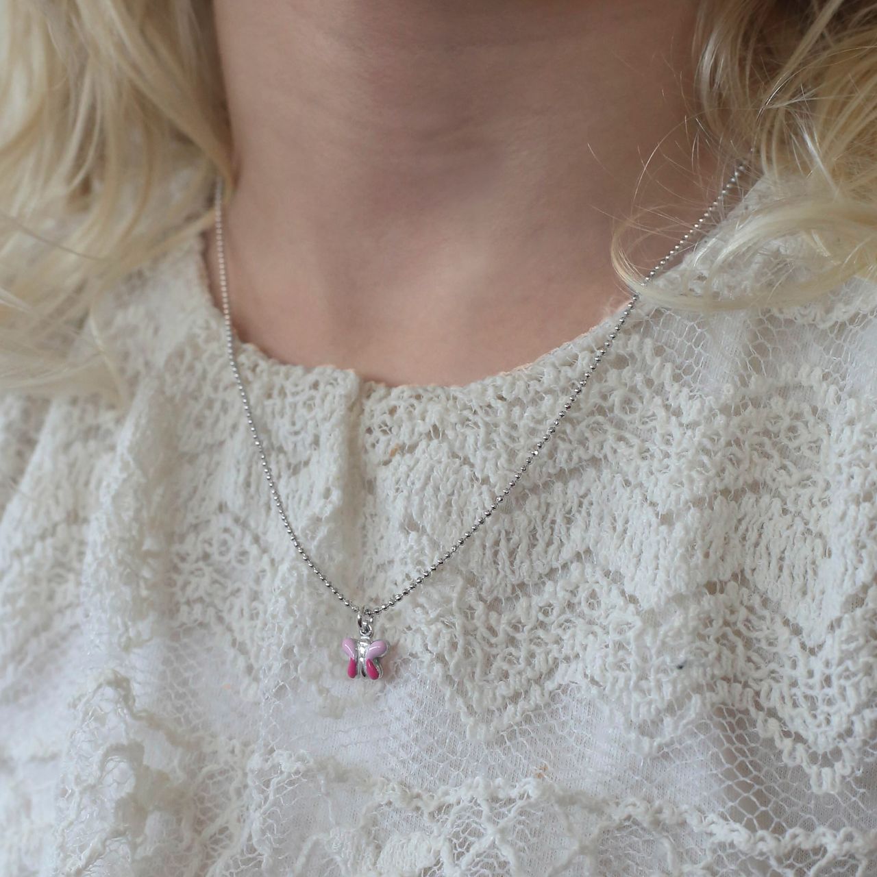 Silberne Kinderhalskette mit Schmetterling-Charms