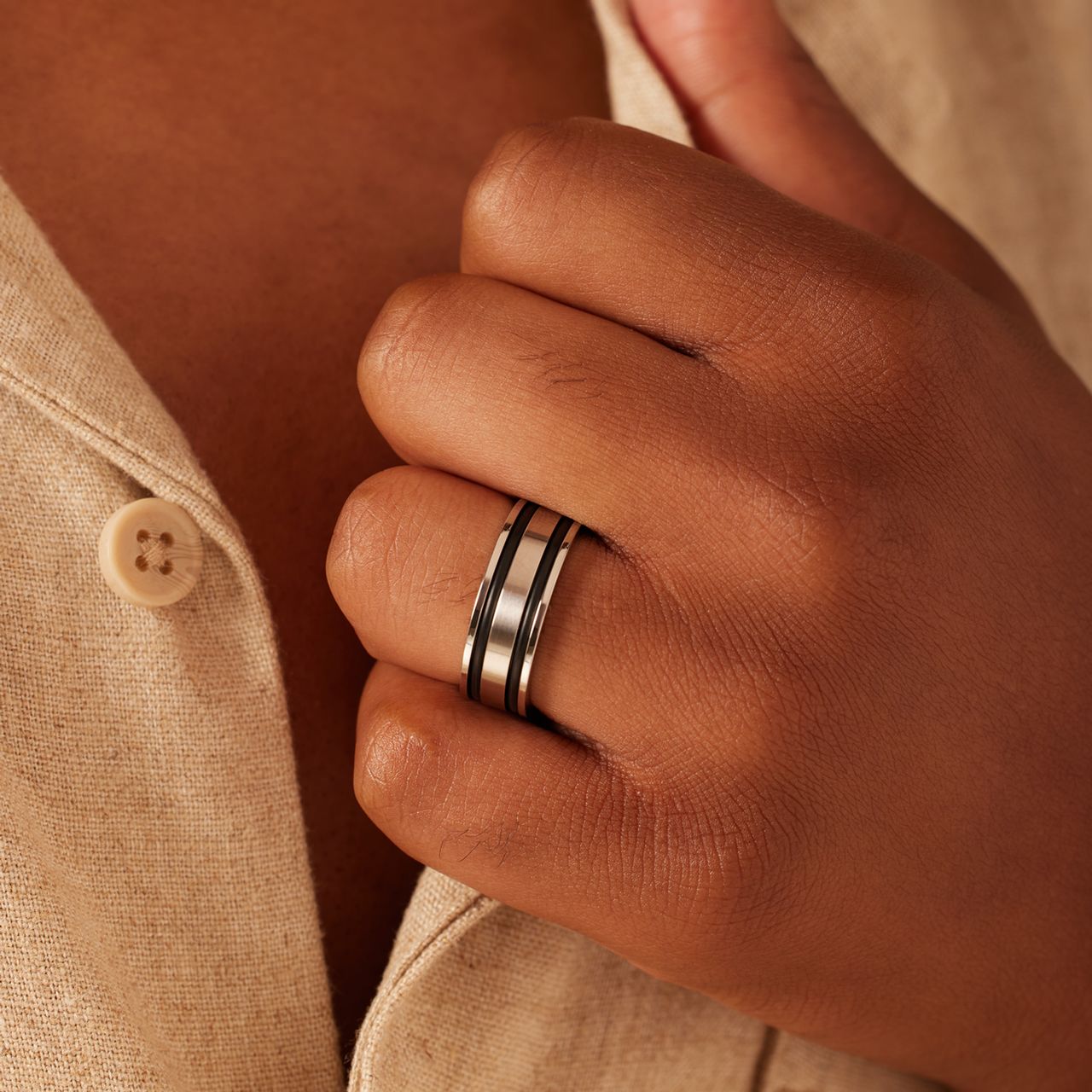 Gerecycled stainless steel herenring met zwarte accenten