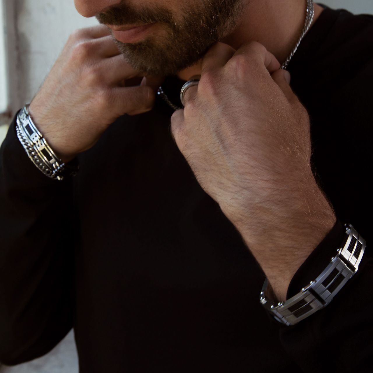Herrenarmband aus Edelstahl mit schwarzen Stahldrähten