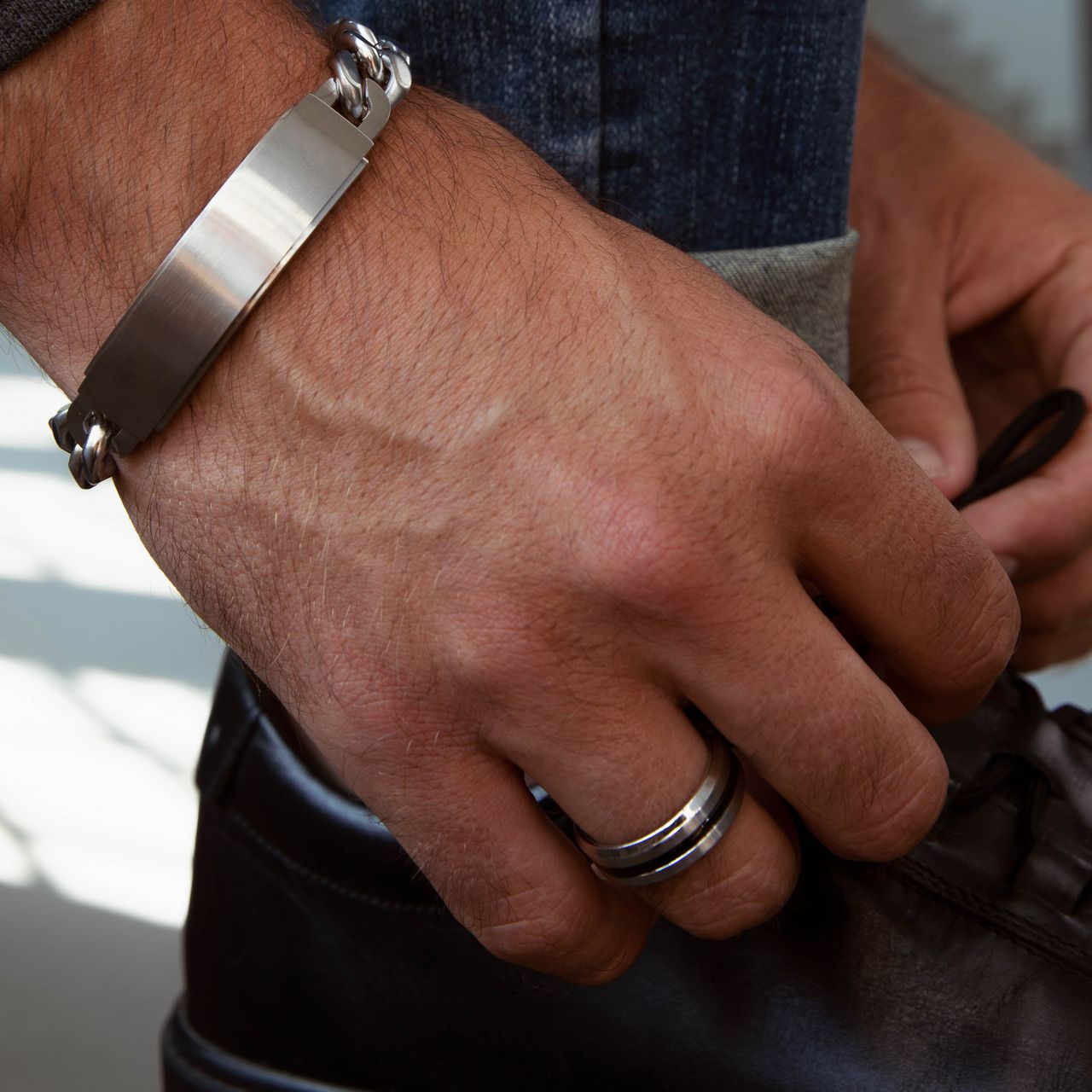 Gerecycled stainless steel herenring met zwarte band