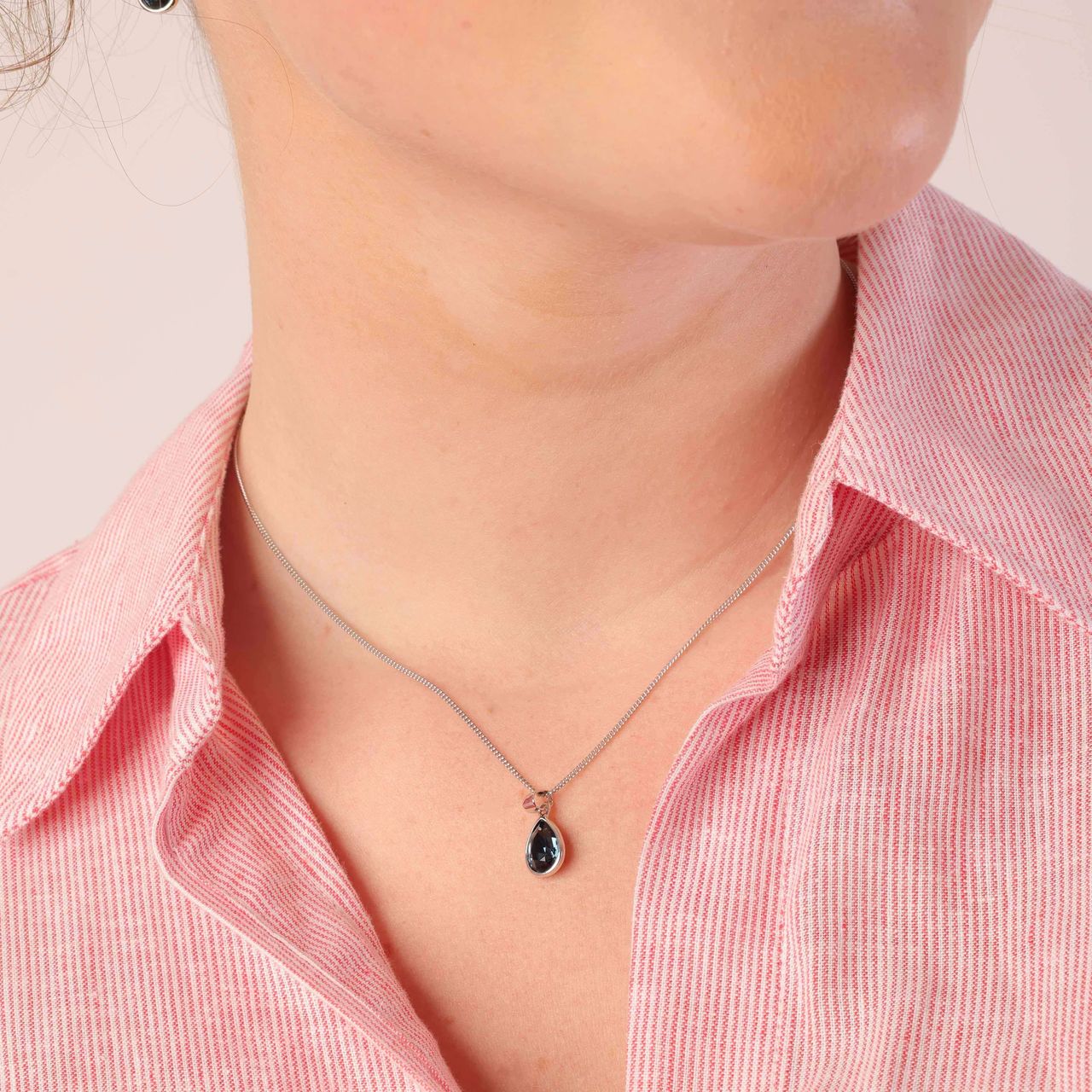 Halskette, 925 Silber, mit Kristall in Blau