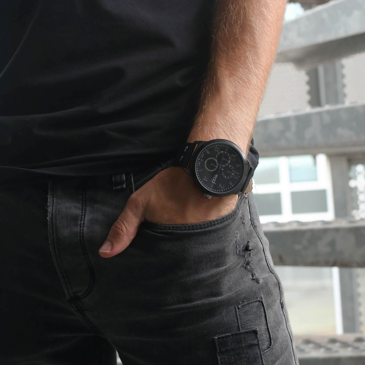 Regal horloge met een zwarte pu leren band