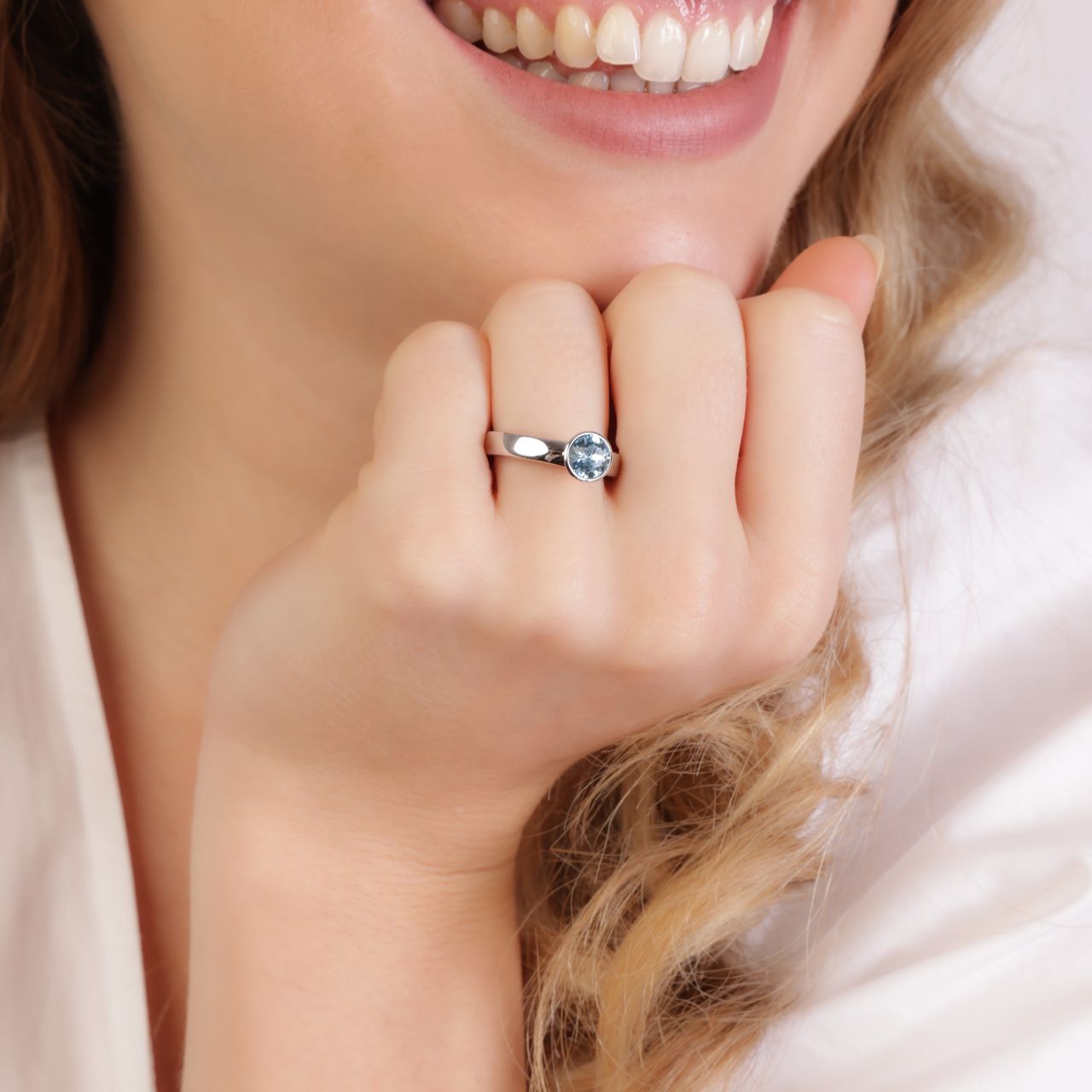 Zilveren ring met licht blauwe kristal