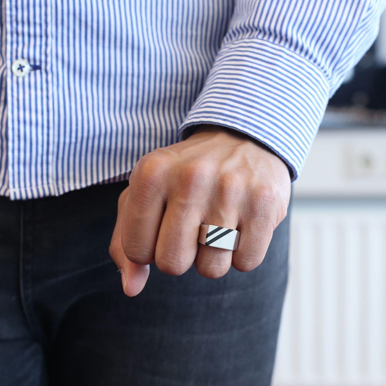 Gerecycleerd stalen heren zegelring met zwarte accenten