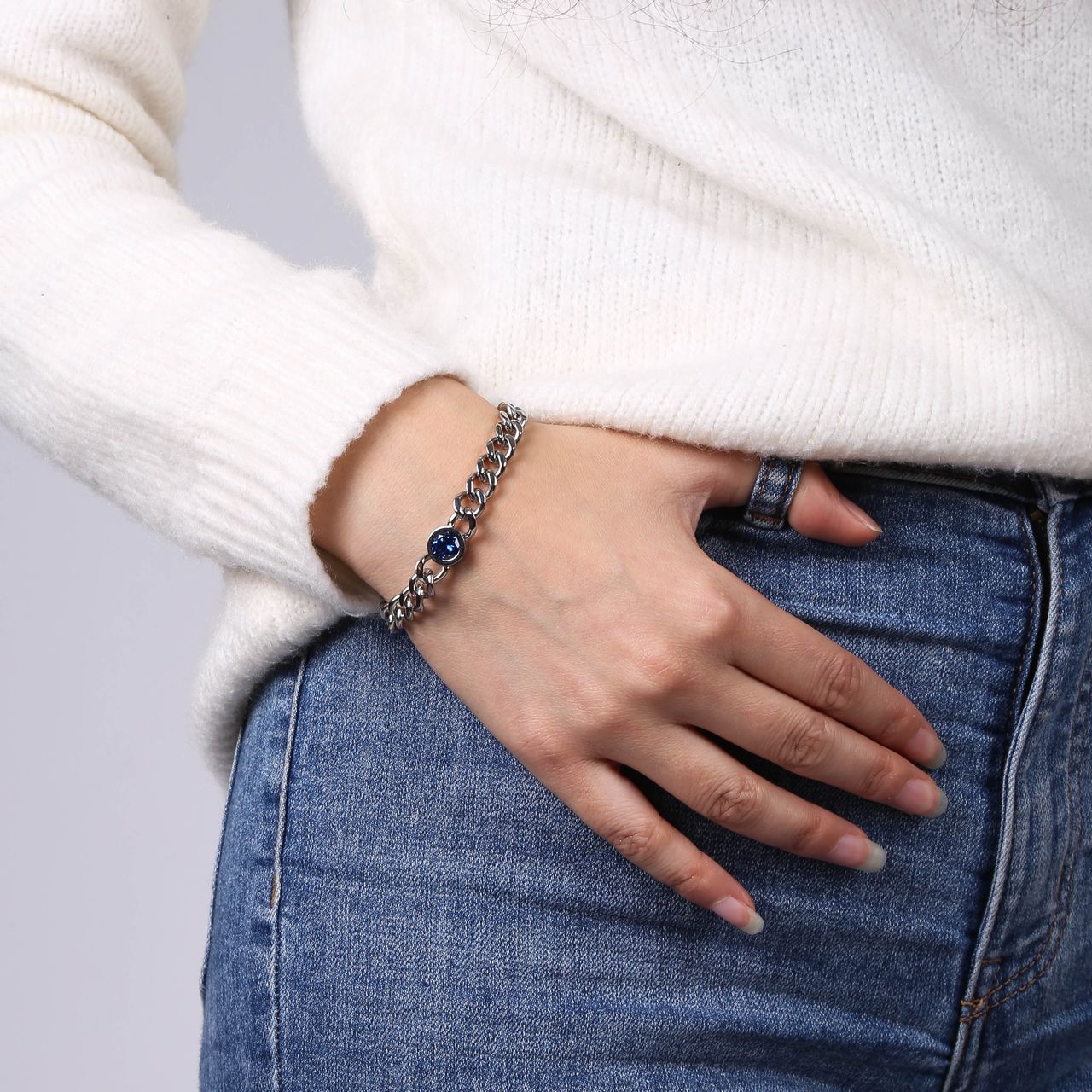 Gerecycleerd stalen armband met licht blauwe zirkonia