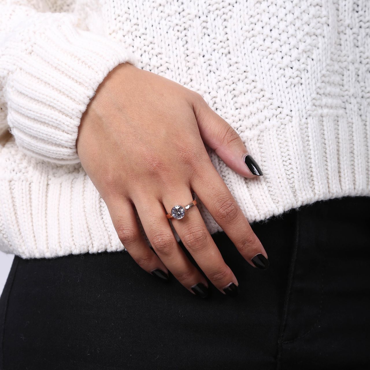 Gerecycled stalen ring roseplated met witte zirkonia