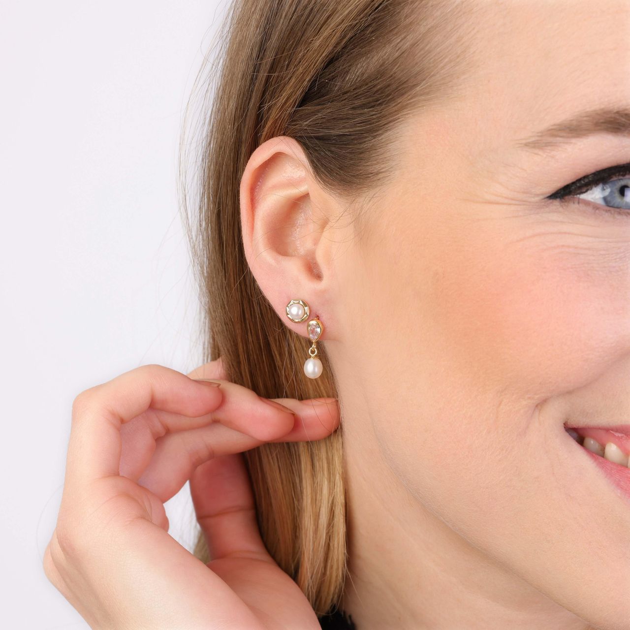 9-karätige Ohrstecker mit Perle und Zirkonia