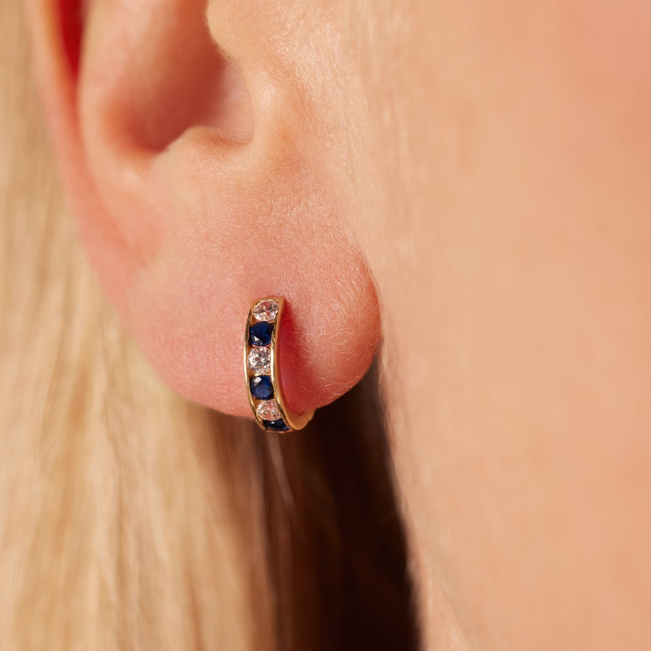 375 Gold Creolen mit weißen und blauen Zirkonia